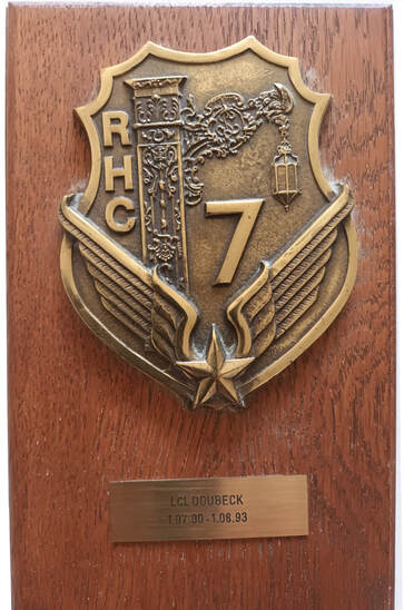 7e RHC. Écu en bois avec insigne régimentaire en bronze Alat.fr