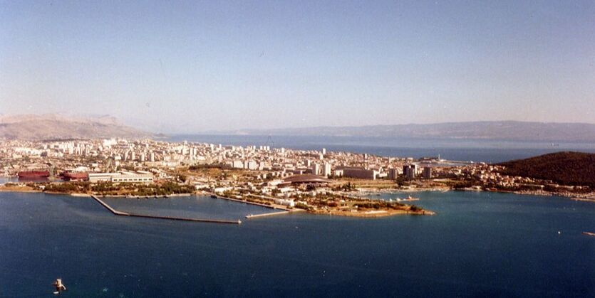 FORPRONU : ​de l'autre côté de la baie, la ville de Split. Alat.fr