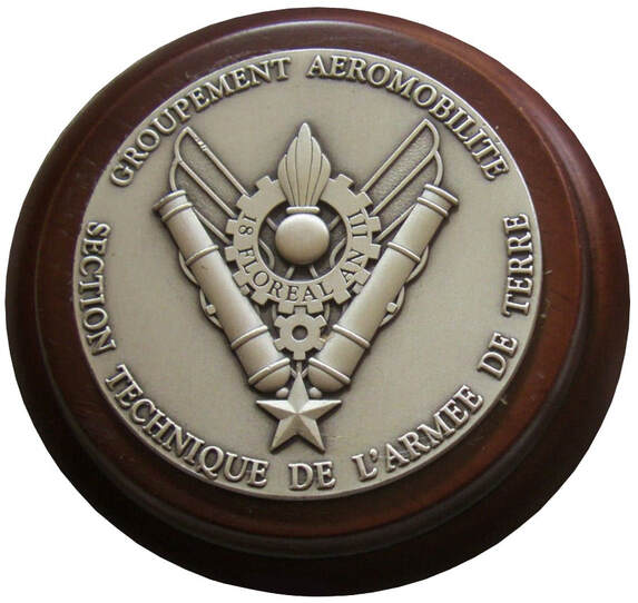 GAM-STAT. Tape de bouche en bois avec médaille en bronze argenté de fabrication ARTHUS-BERTRAND Alat.fr