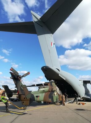 Embarquement d’un EC665 TIGRE dans un ATLAS A400M sur la base aérienne 123 à Orléans-Bricy Alat.fr