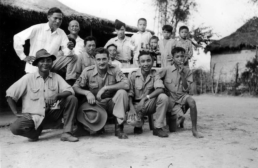 24e GAOA : ​Le maréchal des logis-chef VAUCELLE reçu par une famille vietnamienne à Tourane, le 17 janvier 1954. Alat.fr