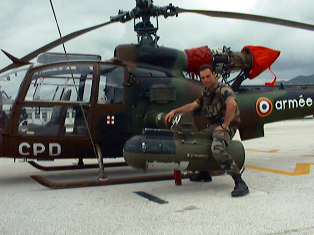 SFOR : GAZELLE codée CPD avec son pod photo, vue à Plane le 11 avril 2001. Alat.fr