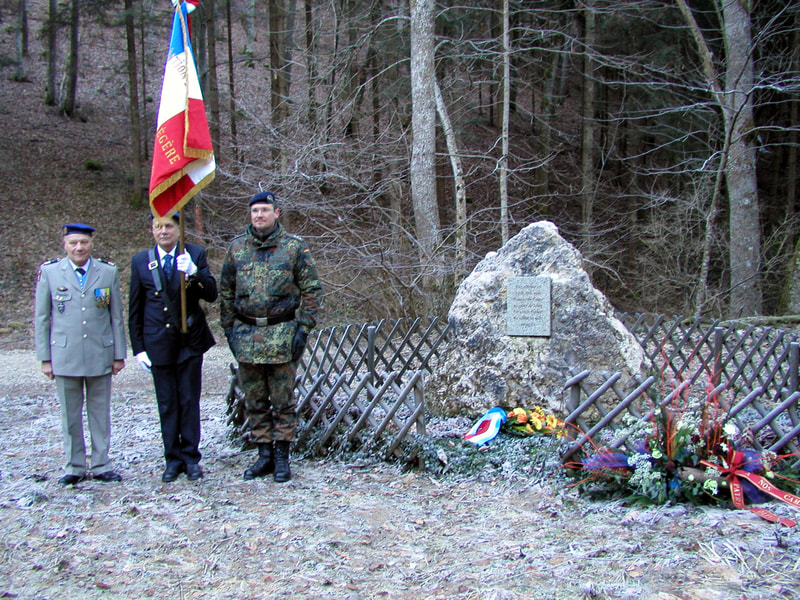 Le lieutenant-colonel Bernard ANTOINE, le porte-drapeau de la délégation des anciens de l'ALAT-Est et le capitaine GURBERLET de la BFA en 2007 à la stèle de an der Donau, Alat.fr