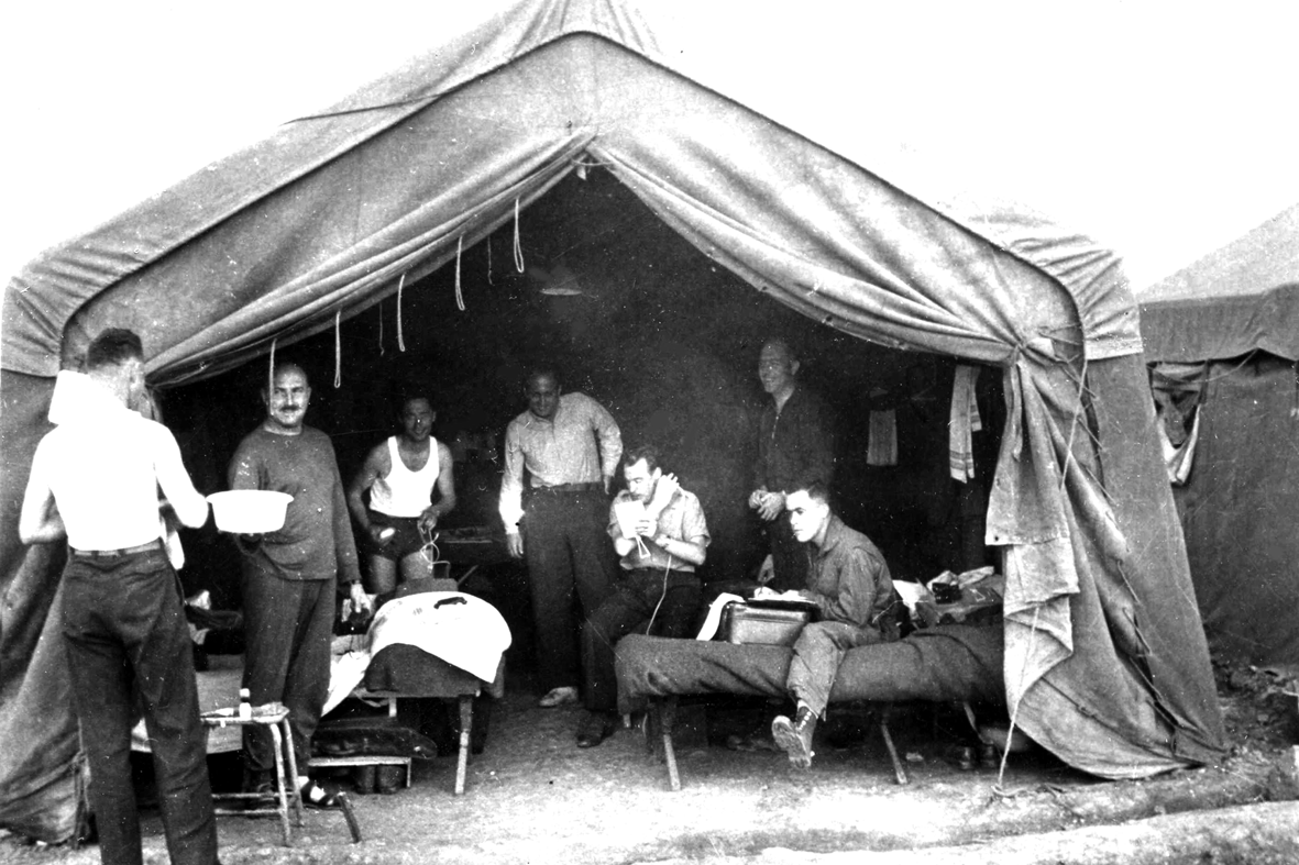 Pelotons avions de la 10e DP : la tente des officiers, dans l'Ouarsenis en 1959. Alat.fr